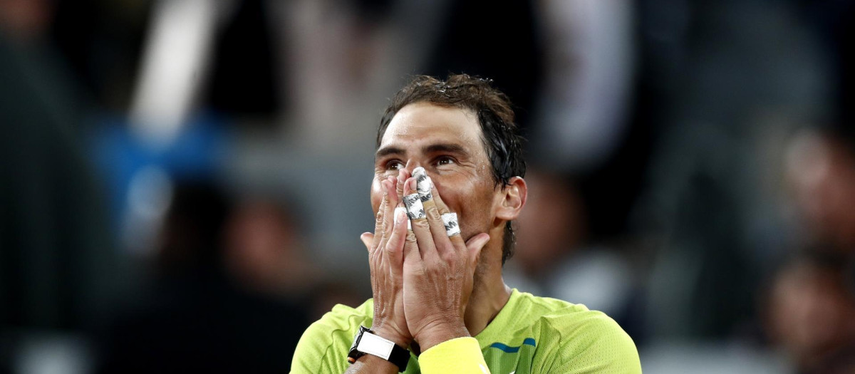 Rafa Nada celebra la victoria contra Novak Djokovic, en el partido de cuartos de final de Roland Garros