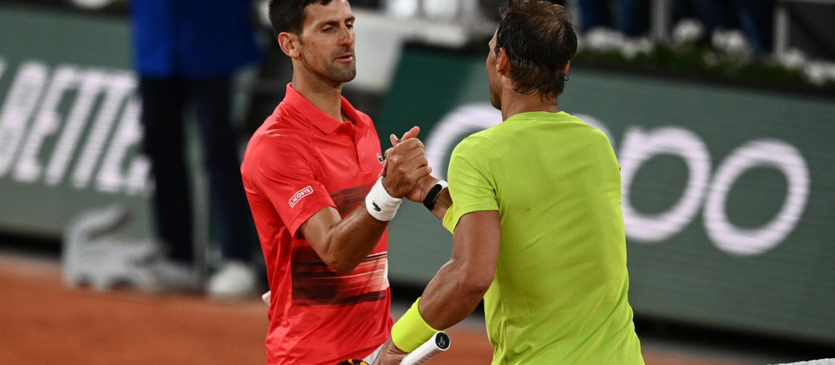 Djokovic y Nadal se saludan al final de su partido de cuartos en Roland Garros