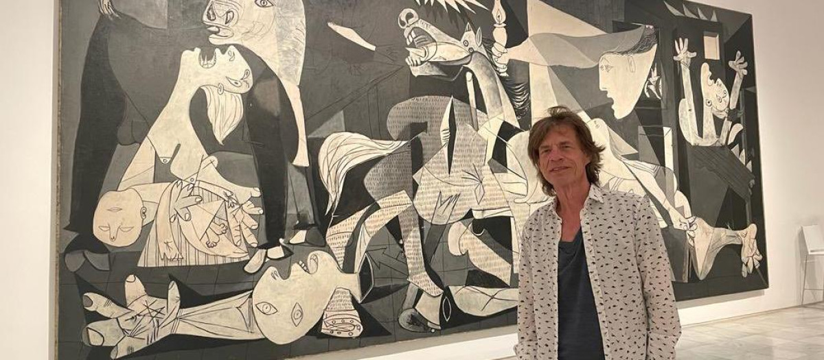 Mick Jagger posa frente al Guernica, en el Museo Reina Sofía