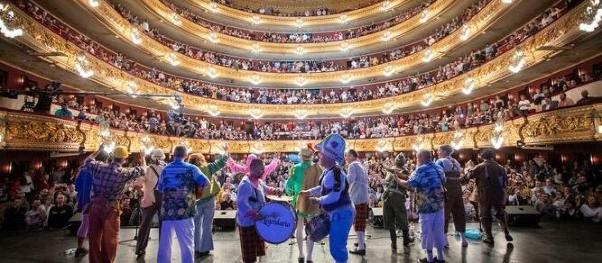 Una chirigota actúa en el Liceo de Barcelona, en una imagen de archivo