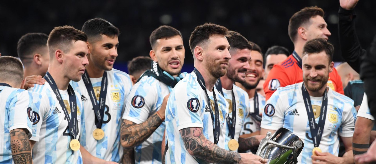 Lionel Messi de Argentina celebra con el trofeo después de la Finalissima Conmebol