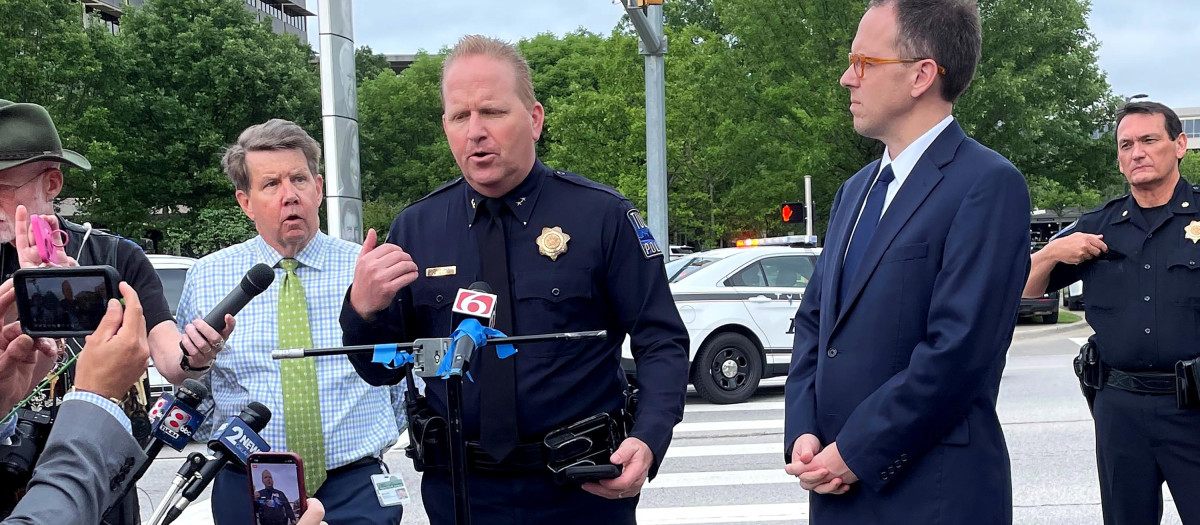 El subjefe del Departamento de Policía de Tulsa, Eric Dalgleish, se dirige a la prensa junto con el alcalde de Tulsa, GT Bynum, tras el tiroteo