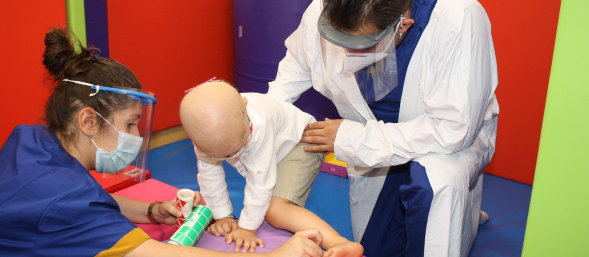 El fisioterapeuta Borja en rehabilitación con un niño