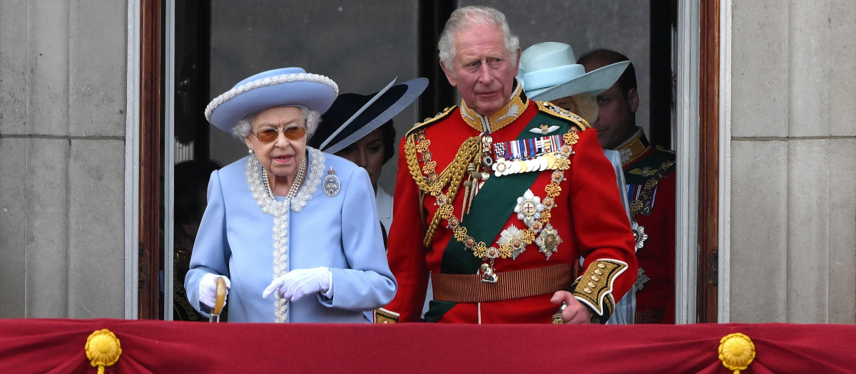La Reina Isabel II y el Príncipe Carlos en el Palacio de Buckingham