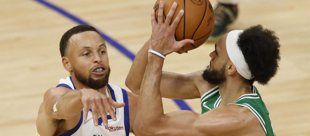 Derrick White anota en presencia de Stephen Curry