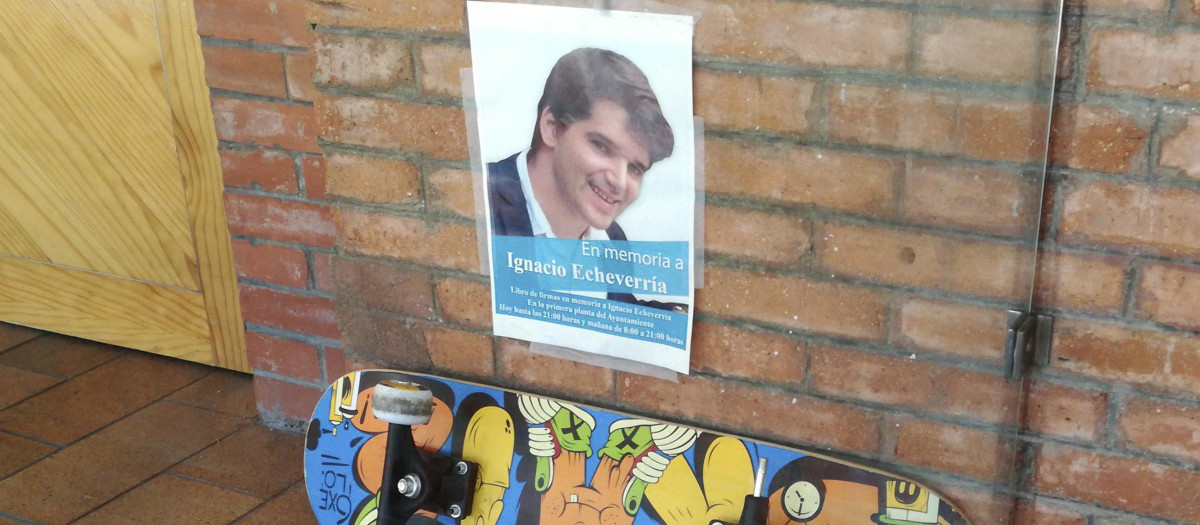 GRA099. LAS ROZAS (MADRID), 10/06/2017.- Homenaje a Ignacio Echeverría en el Ayuntamiento de Las Rozas (95.000 habitantes), localidad madrileña en la que reside su familia. Ignacio, de 39 años, perdió la vida el sábado en el atentado de la capital británica, donde trabajaba desde hace más de un año, al tratar de defender con su monopatín a una mujer que estaba siendo atacada por un terrorista en Borough Market, junto al puente de Londres.- EFE/Borja Méndez