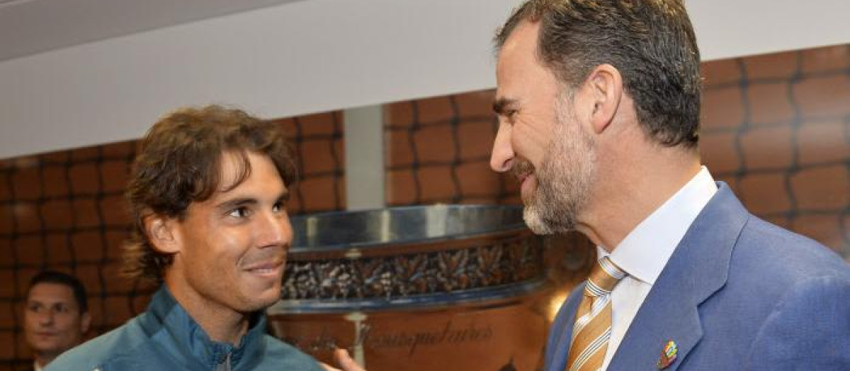 Felipe VI, junto a Rafael Nadal en la final del Roland Garros celebrado en Paris en 2013
