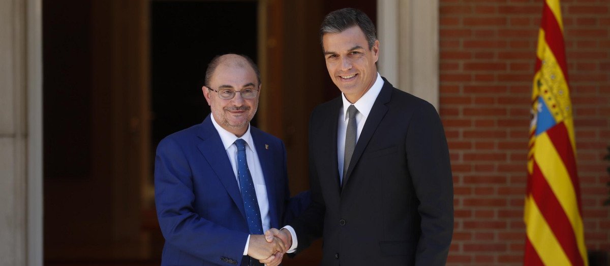 El presidente del Gobierno, Pedro Sánchez, junto a Javier Lambán, presidente de Aragón, en el Palacio de la Moncloa, octubre de 2018