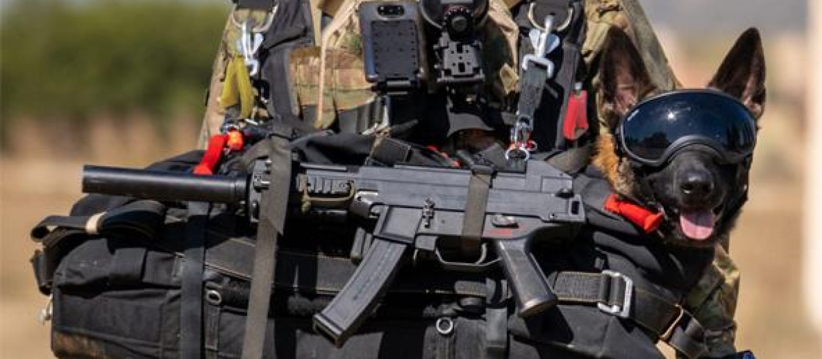 El militar del equipo K9 del MOE y su perro Lucas