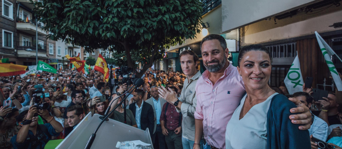Santiago Abascal, arropando a su candidata para la Junta andaluza, Macarena Olona