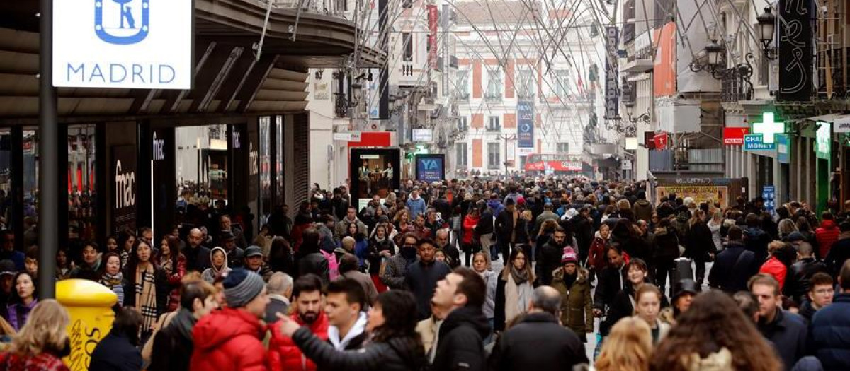 Miles de turistas recorren una de las principales arterias de la ciudad de Madrid en 2019