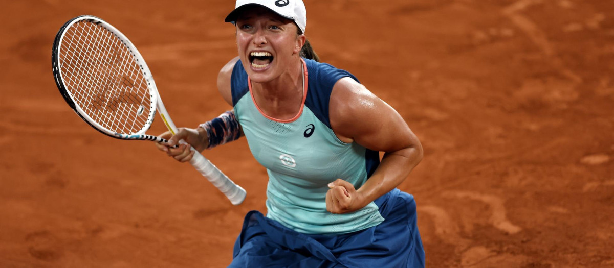 Swiatek celebra su victoria en la final de Roland Garros