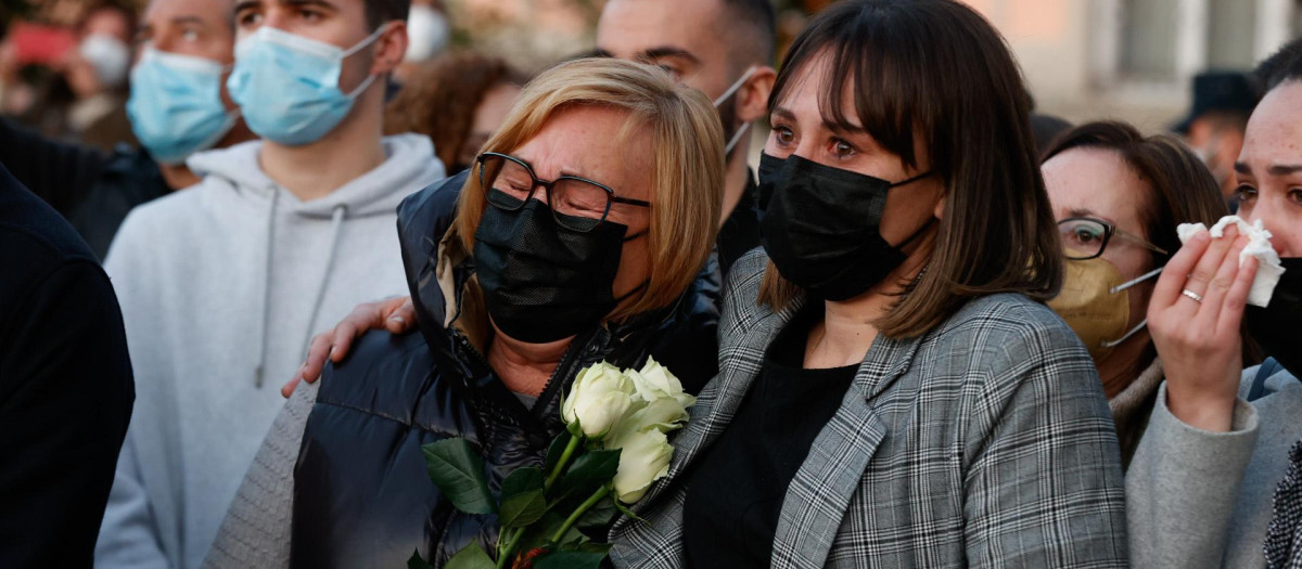 Familiares de los marineros víctimas del naufragio del 'Villa de Pitanxo', durante el funeral