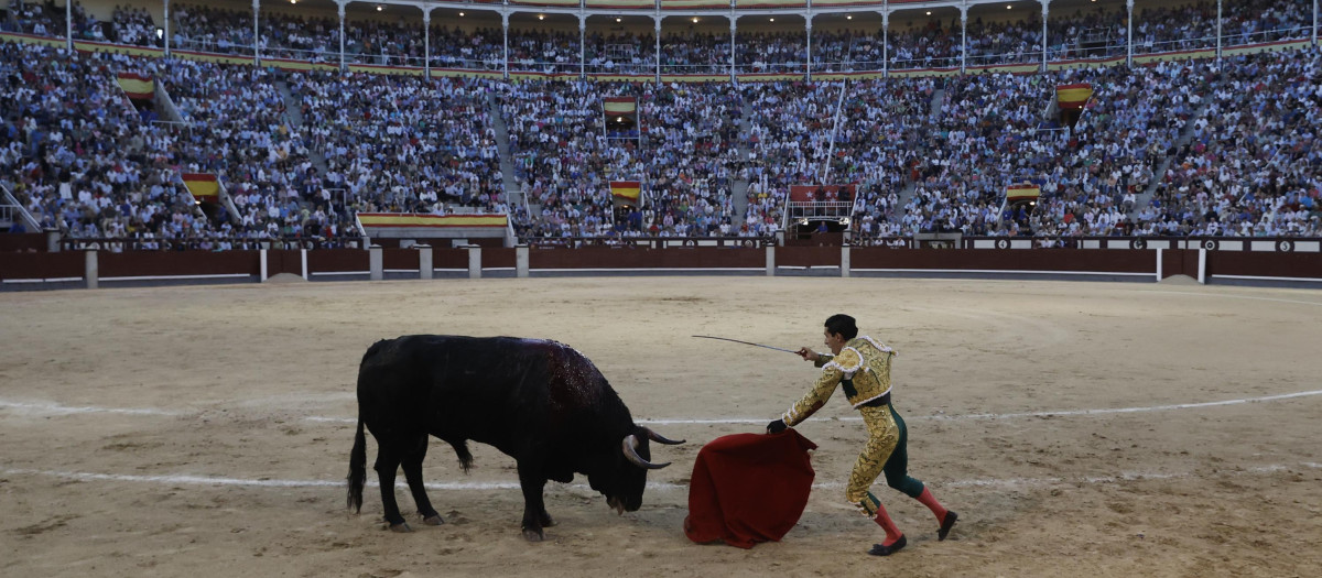 El diestro Alejandro Talavante entra a matar durante la corrida de la Feria de san Isidro celebrada este sábado
