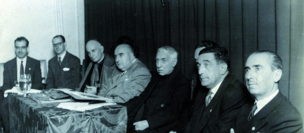 Ángel Ayala, en el centro, en la XL Asamblea de Secretarios de la Asociación en 1949
