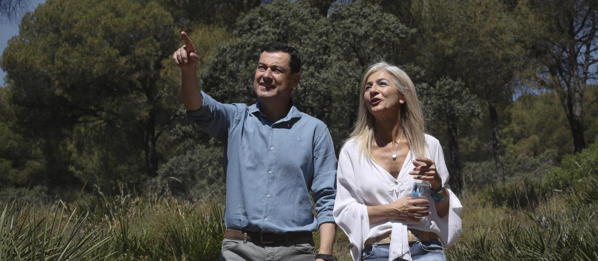 El candidato a la reelección como presidente de la Junta de Andalucía, Juanma Moreno, en una visita a la Dehesa Mallana