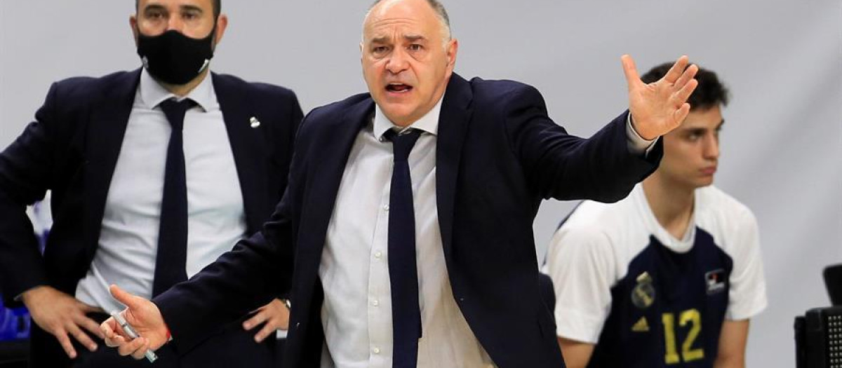 El entrenador del Real Madrid, Pablo Lasso (c), durante el partido de la segunda jornada de la Liga Endesa 2020 de baloncesto ante el Casademont Zaragoza