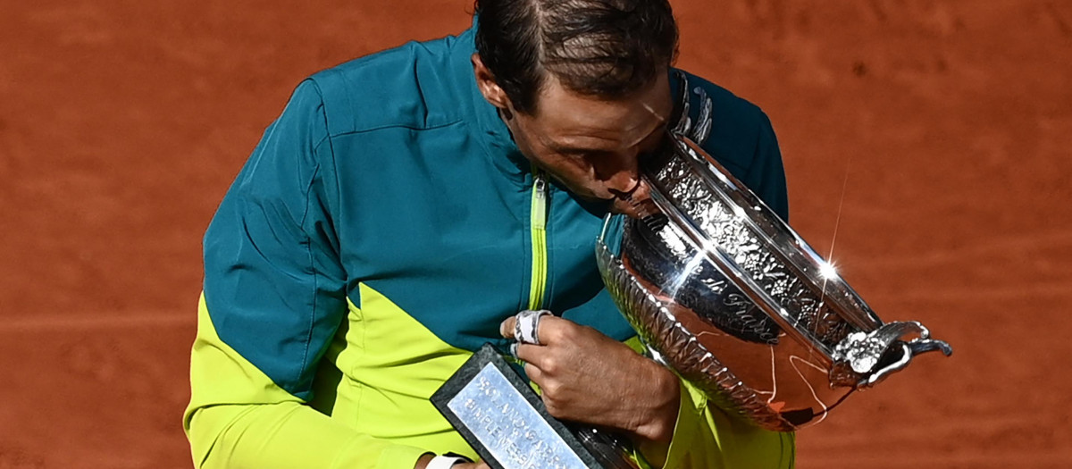 Rafael Nadal besa su 14º trofeo de Roland Garros