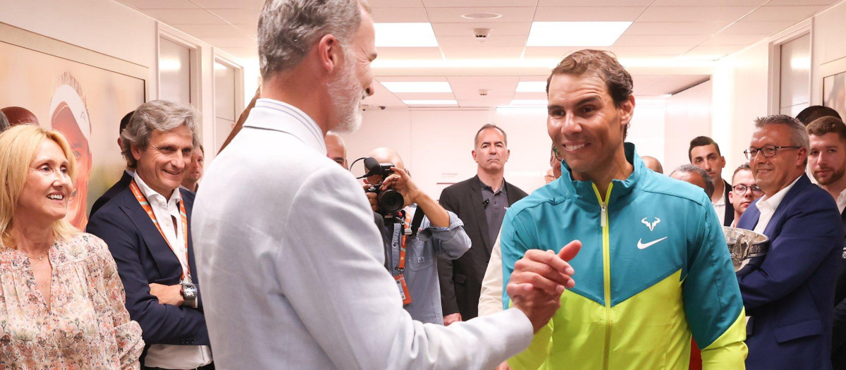 El Rey Felipe saluda a Rafa Nadal tras la victoria en Roland Garros.