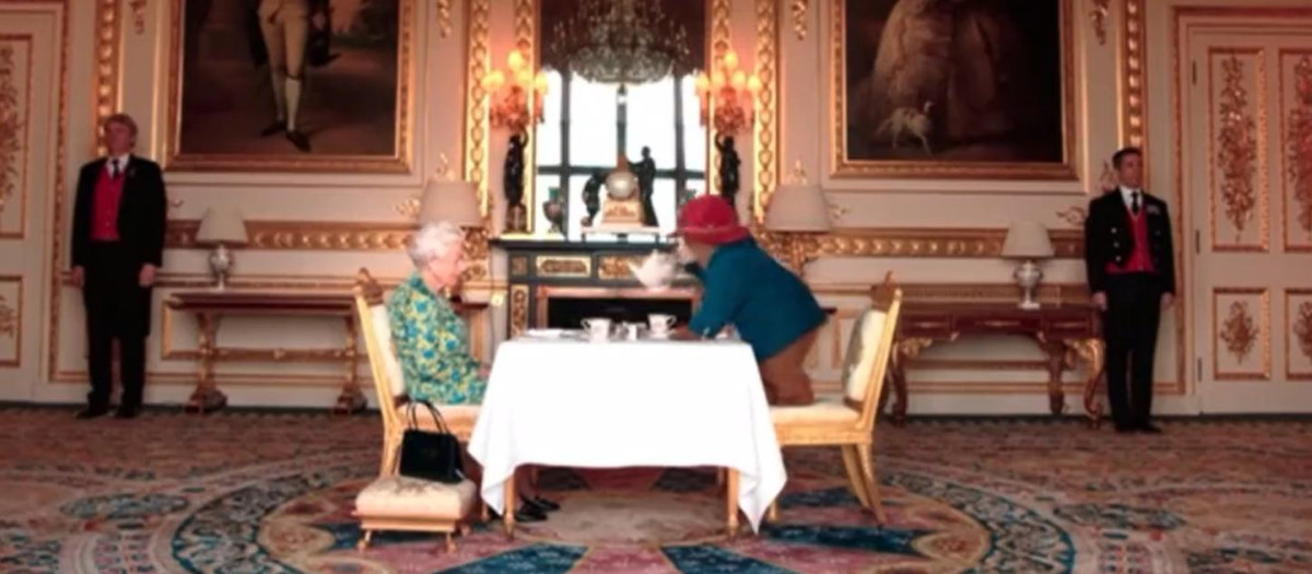 Un momento del vídeo en el que Isabel II disfruta de la hora del té con el entrañable osito Paddington