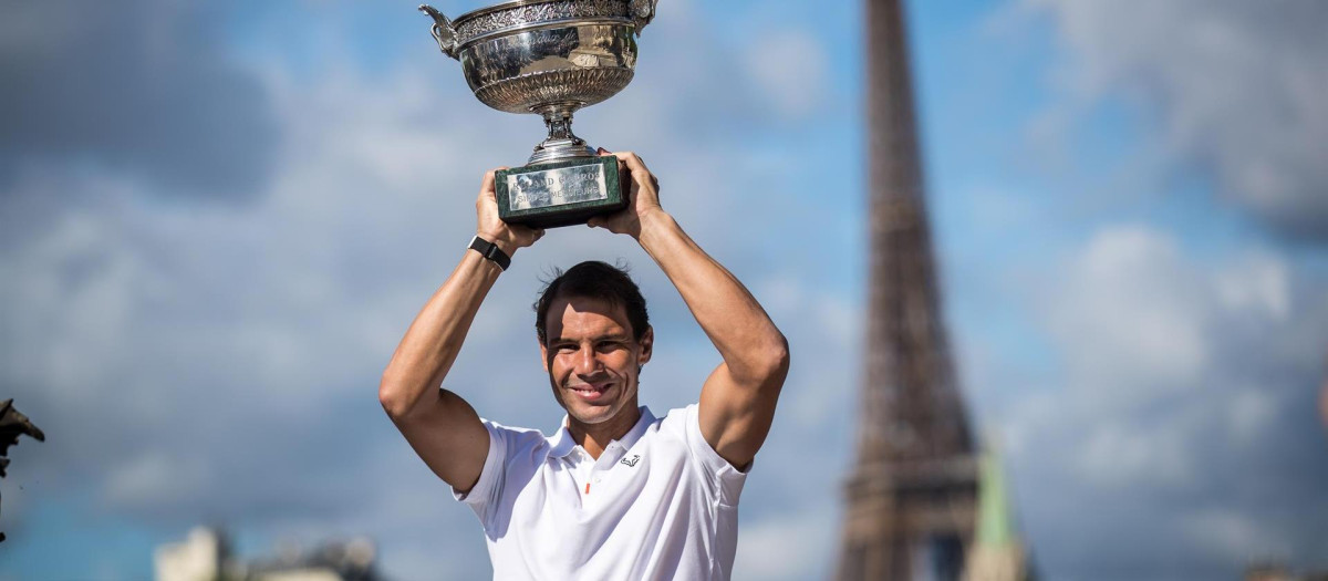 Nadal levanta la Copa de los Mosqueteros este lunes.