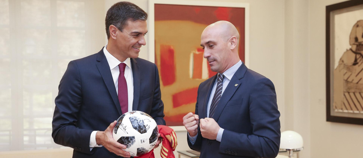 Luis Rubiales, junto a Pedro Sánchez en La Moncloa.