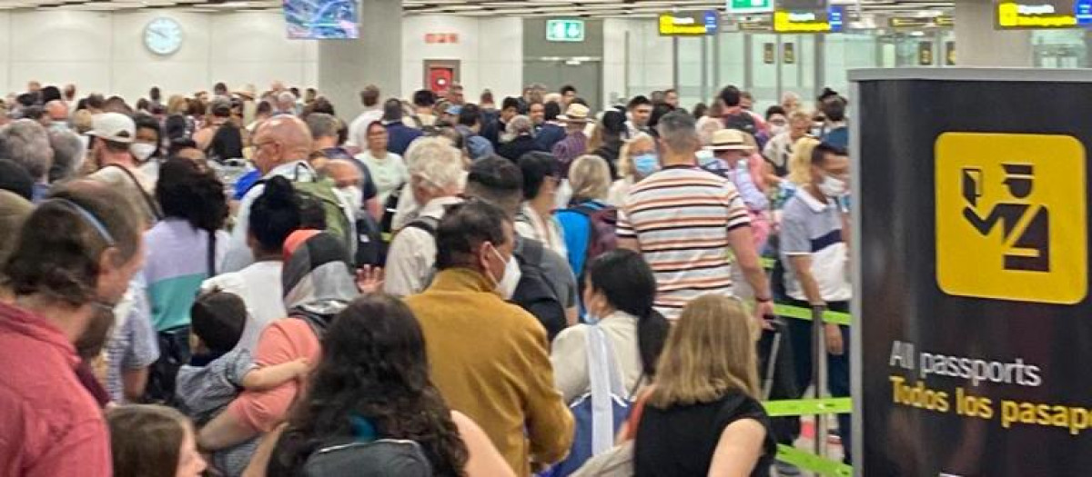 Colapso en la zona de control de pasaportes de Barajas