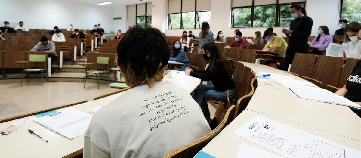 Varios estudiantes esperan para hacer un examen en la Universidad de Santiago de Compostela