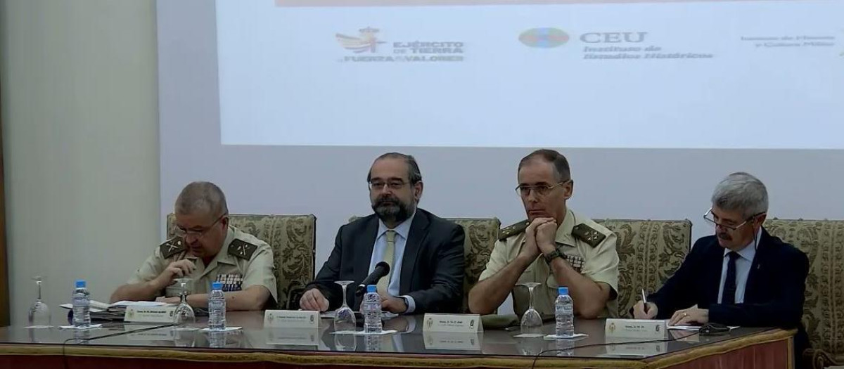 La inauguración ha corrido a cargo de Alfonso Bullón de Mendoza (2º por la izda.) y el teniente general Palacios (2º por la dcha)