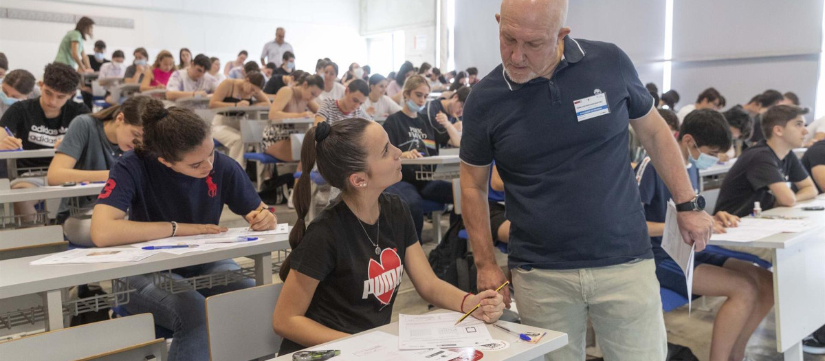 Varios alumnos realizando la prueba de la EBAU en Murcia