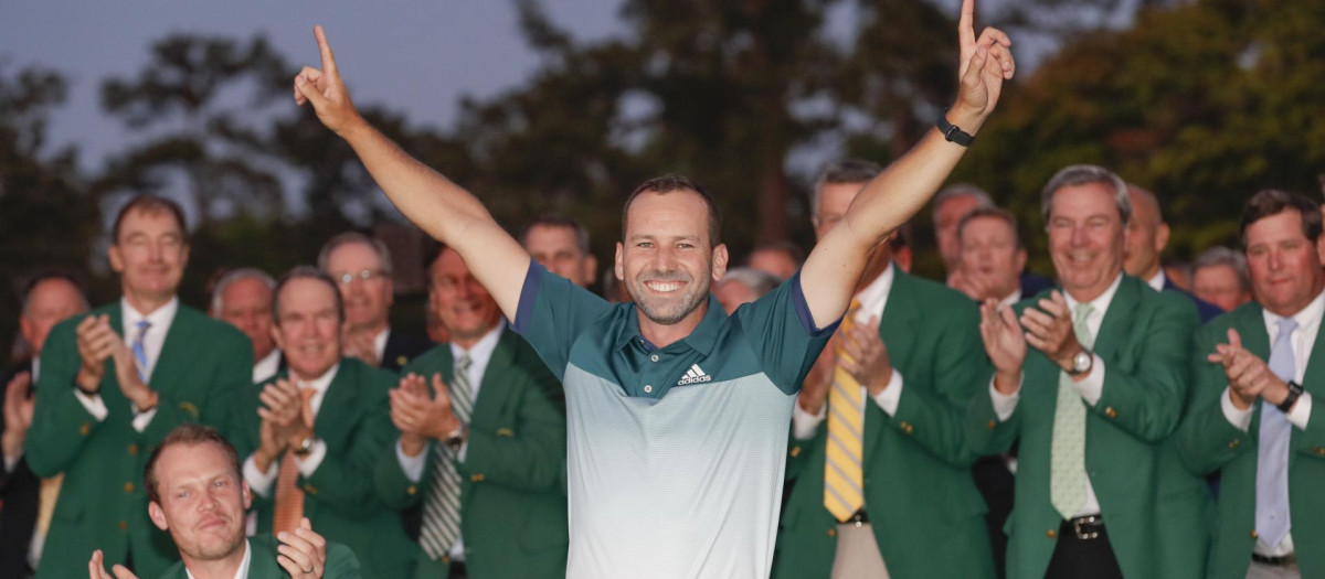 Sergio Garcia celebra su victoria en el Masters de Augusta durante la ceremonia de la chaqueta verde