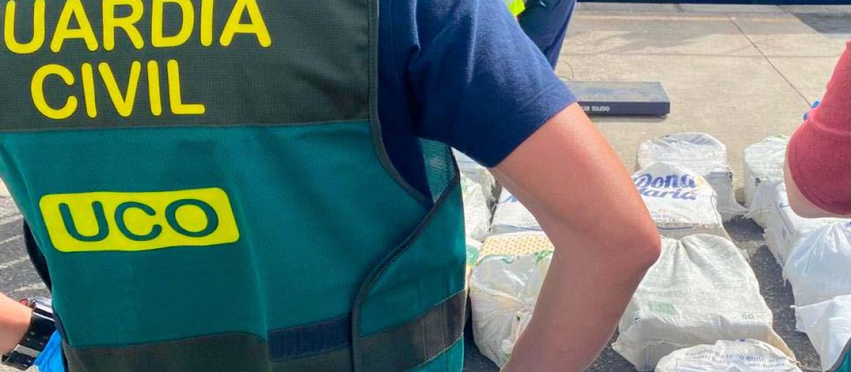 Una vez en puerto, se procedió al análisis de la sustancia, que dio como resultado cocaína