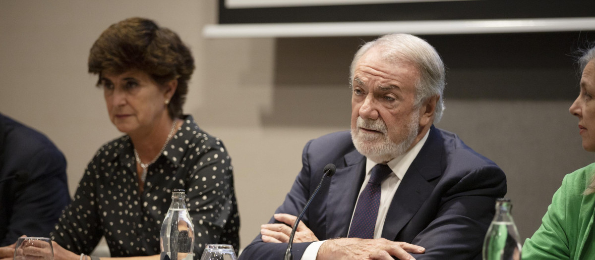 Jaime Mayor Oreja, acompañado de María San Gil y Carmen Fernández de la Cigoña, durante la presentación de la manifestación en defensa de la vida
