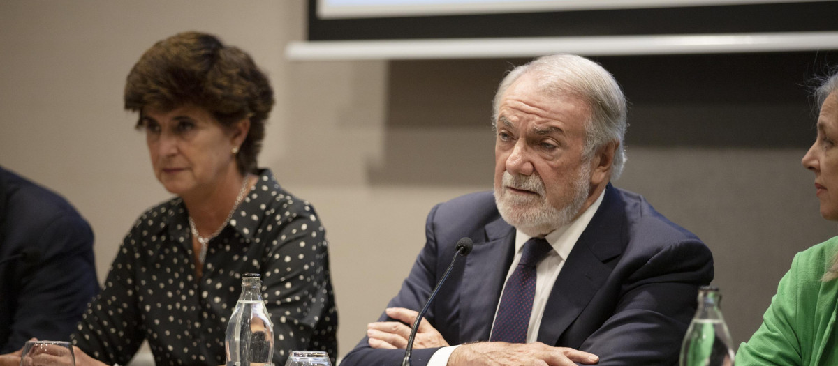 Jaime Mayor Oreja, acompañado de María San Gil y Carmen Fernández de la Cigoña, durante la presentación de la manifestación en defensa de la vida