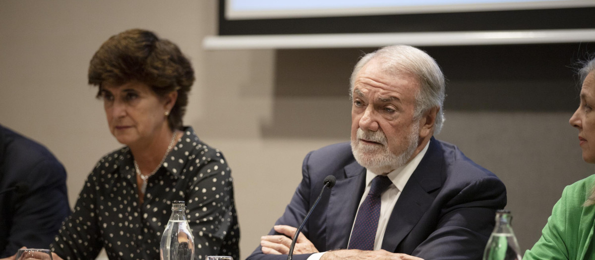 Jaime Mayor Oreja, acompañado de María San Gil y Carmen Fernández de la Cigoña, durante la presentación de la manifestación en defensa de la vida