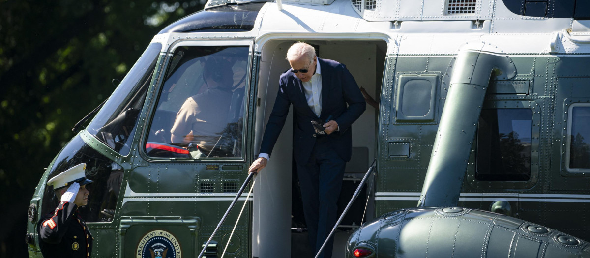 Joe Biden bajando del helicóptero presidencial en Washington D.C