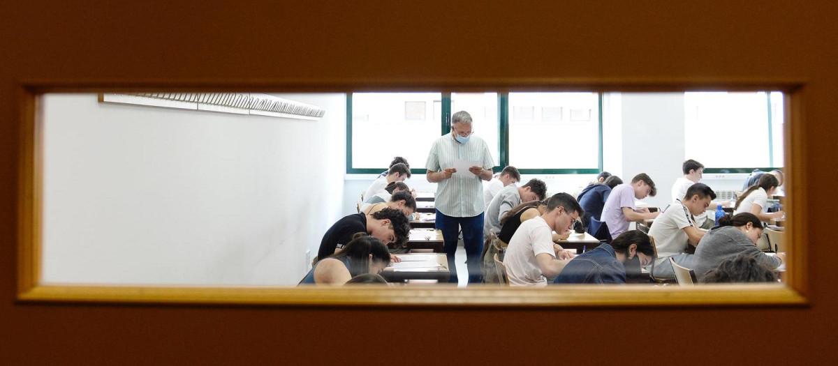 Repasos de última hora, nervios y ganas por terminar son algunos de los sentimientos que afloran entre los 10.800 alumnos que entre este miércoles y el viernes realizan los exámenes de la Evaluación del Bachillerato para el Acceso a la Universidad (EVAU), en las nueve capitales y once municipios de Castilla y León