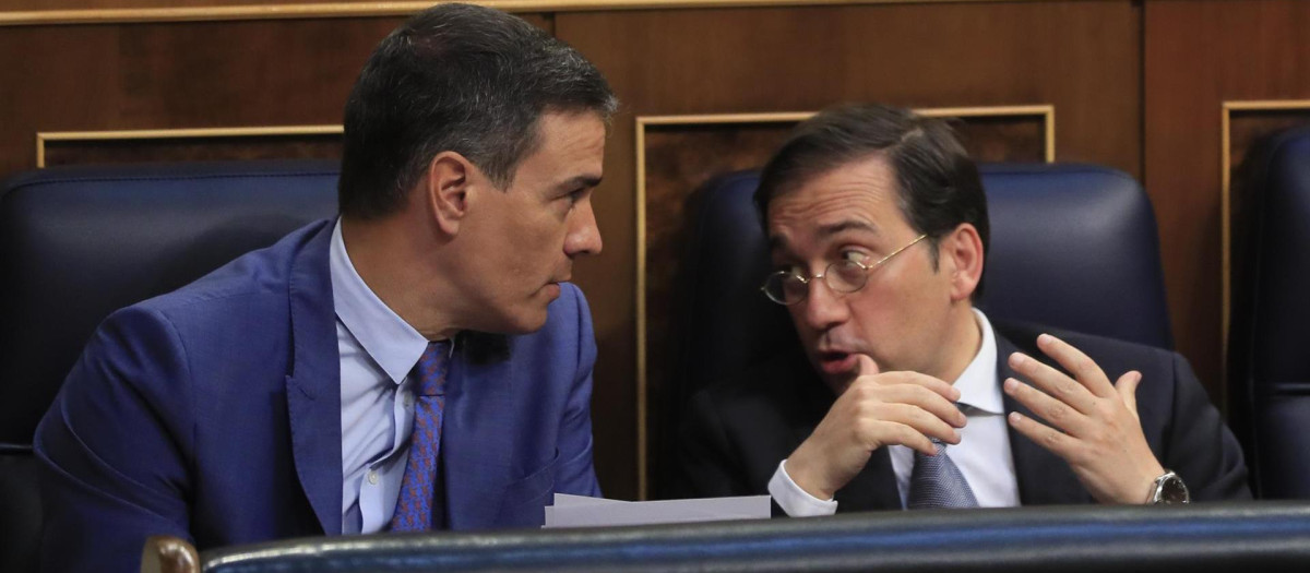 El presidente del Gobierno, Pedro Sánchez, conversa con el ministro de Asuntos Exteriores, José Manuel Albares