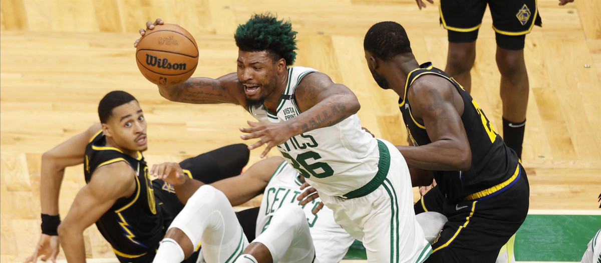 Marcus Smart se lleva un balón disputado durante el tercer partido de las Finales