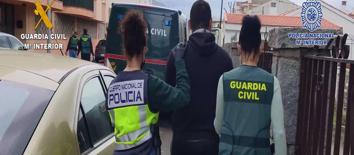 09/06/2022 La Policía Nacional y la Guardia Civil desmantelan una organización criminal dedicada a la estafa en la venta de vehículos por Internet tras registros practicados en Coslada y El Escorial
SOCIEDAD 
POLICÍA NACIONAL