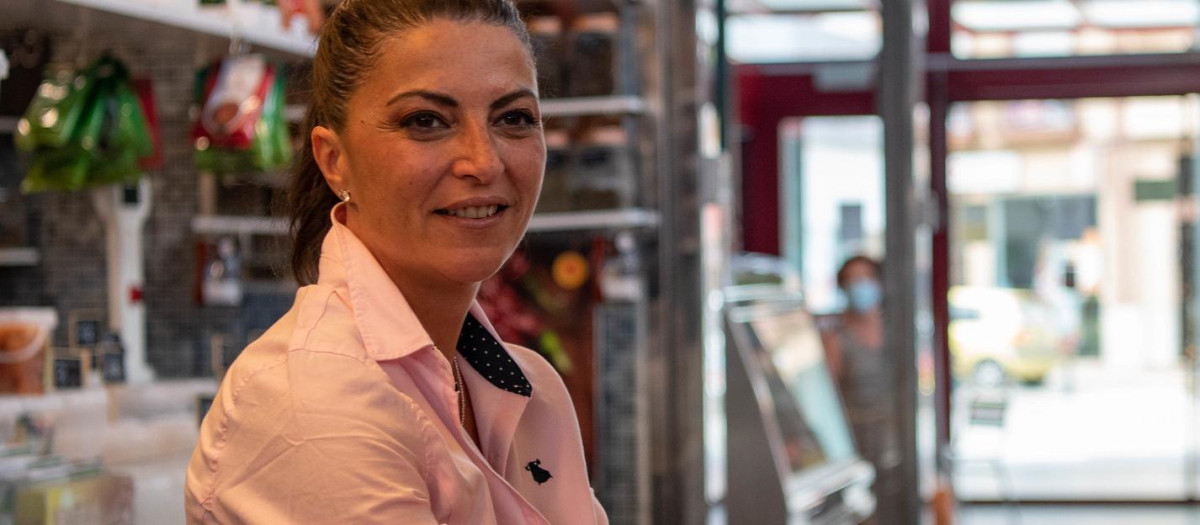 Macarena Olona, durante su visita al mercado de Dos Hermanas el pasado miércoles