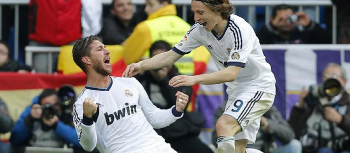 Sergio Ramos y Luka Modric se abrazan en un partido del Real Madrid.