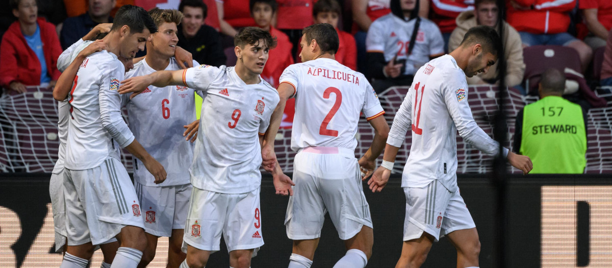 Los jugadores de España, en la celebración del gol de Sarabia a Suiza