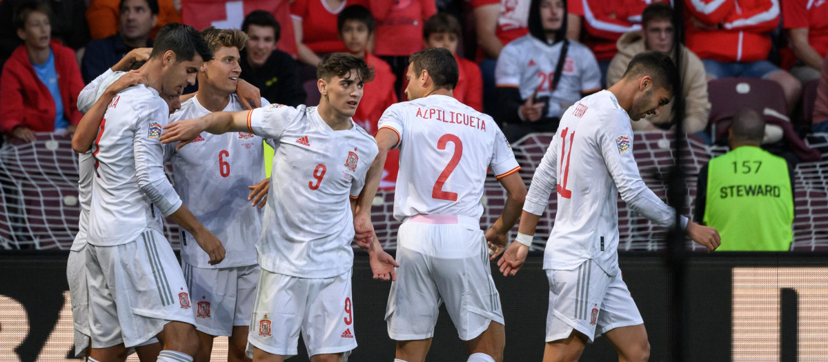Los jugadores de España, en la celebración del gol de Sarabia a Suiza