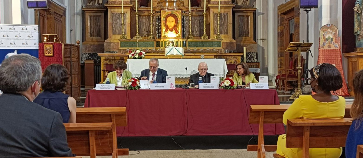 Presentación del libro "La Iglesia arde" de Andrea Riccardi con la presencia del autor, el Cardenal Carlos Osoro, la Ministra Margarita Robles y Tíscar Espigares, en la madrileña Parroquia de Nuestra Señora de las Maravillas
