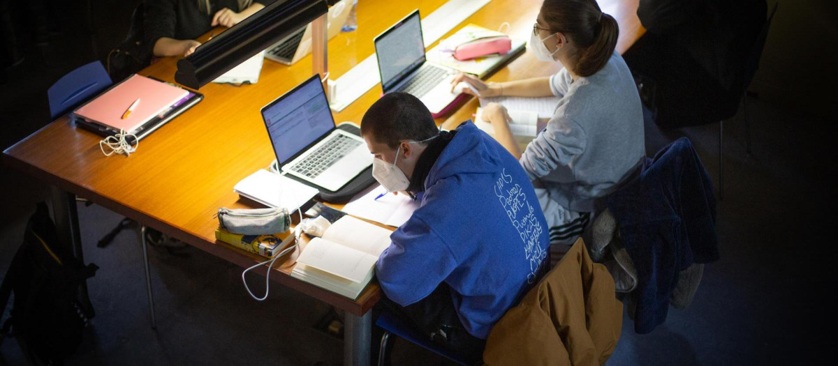 Estudiantes en la Facultad de Filología y Comunicación Universidad de Barcelona