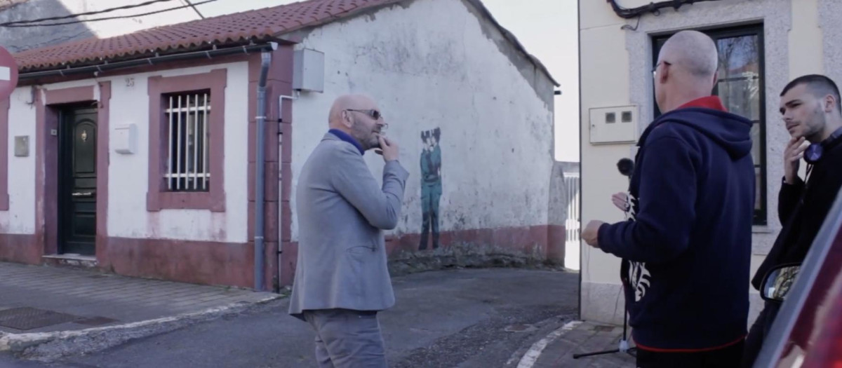 Eduardo Hermida, a la izquierda, y al fondo el presunto mural de Banksy