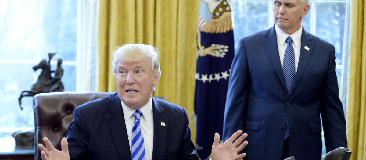 El expresidente de EE.UU, Donald Trump y el ex vicepresidente Mike Pence (en pie)