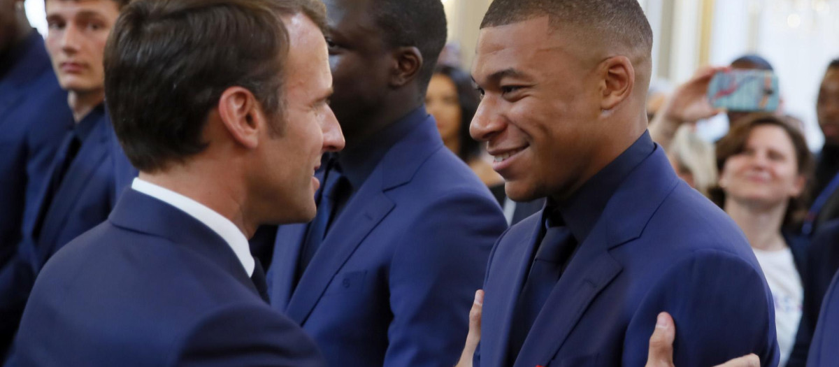 Macron y Mbappé durante la entrega de la Legión de Honor al equipo francés en 2019