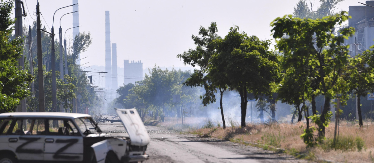 Una calle de Severodonetks con la planta química de Azot al fondo